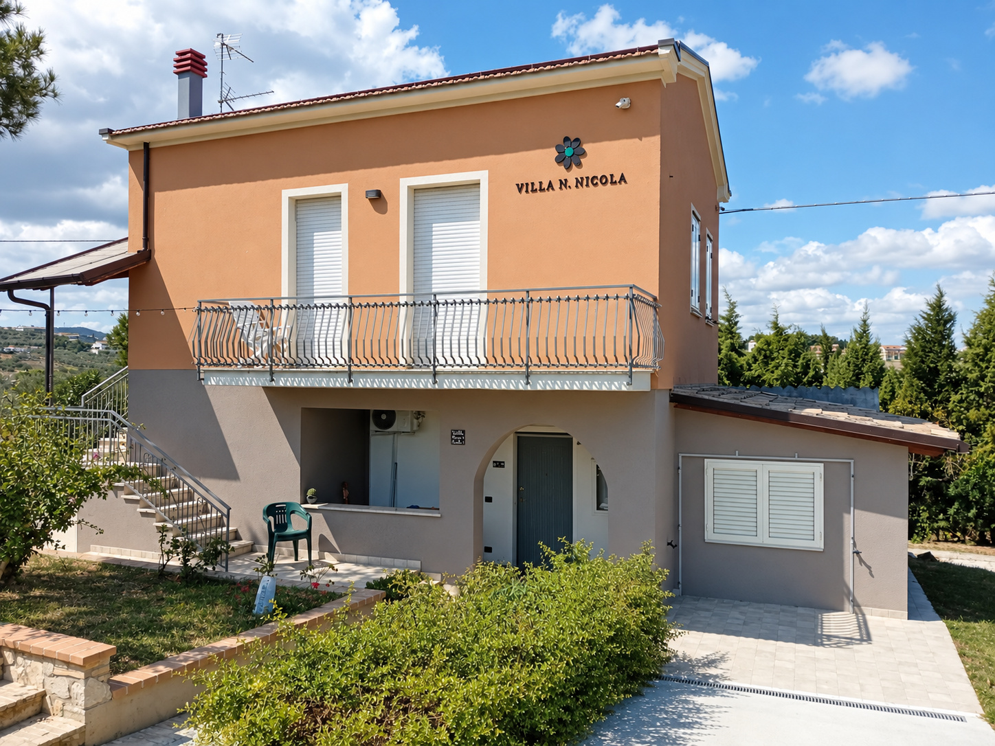 Facciata di Villa Nonno Nicola con ingresso al piano terra