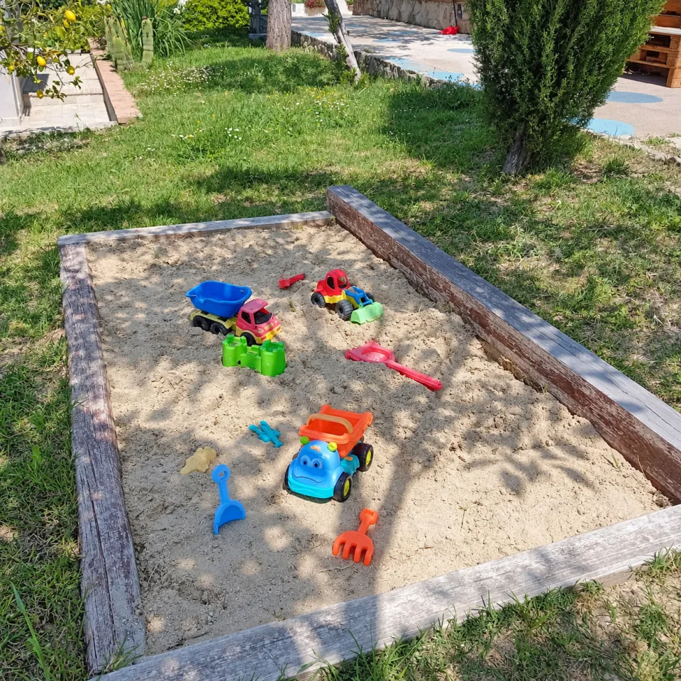 L'area giochi con la sabbiera, in giardino